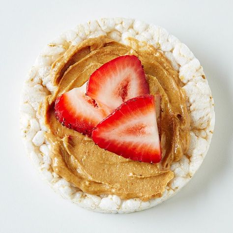 PB and Strawberry Rice Cake  1 cake(s) plain brown rice cake(s) 2 tsp reduced sodium peanut butter 1/4 cup(s) strawberries, (sliced) Rice Cakes Healthy, Smart Points Recipes, Rice Cake Recipes, Weight Watchers Snacks, Points Recipes, Starters Recipes, Eat Smarter, Ww Recipes, Rice Cakes