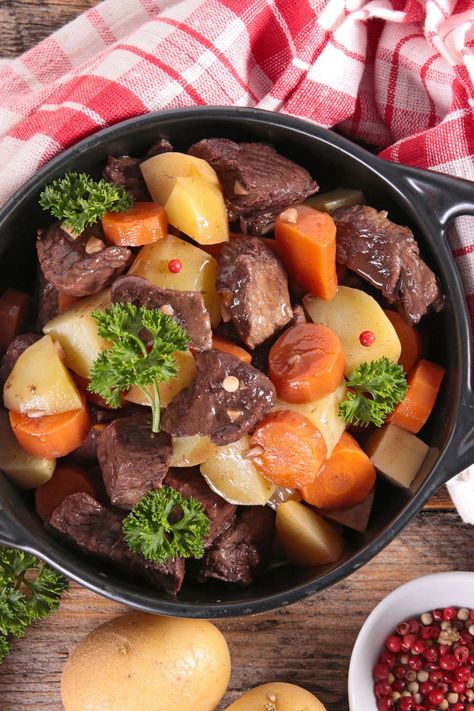 Beef Stew In Dutch Oven Pioneer Woman - Delish Sides Tasty Beef Stew Recipe, Bison Stew, Wine Beef Stew, Classic Beef Stew Recipe, Red Wine Beef Stew, Dutch Oven Beef Stew, Oven Beef Stew, Red Wine Beef, Beef Stew Ingredients