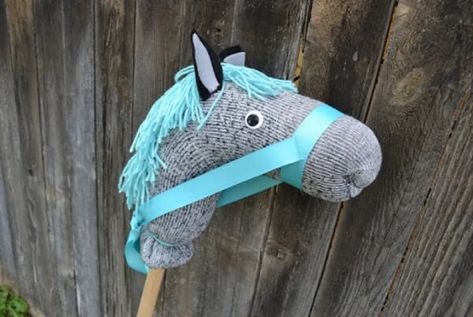 Horse Crafts & Activities for Kids Check more at https://www.kidsartncraft.com/horse-crafts-activities-for-kids/ Sock Stick Horse, Sock Horse, Horse Tutorial, Stick Pony, Woody Birthday, Horse Socks, Home Gift Ideas, Stick Horses, Pin Down