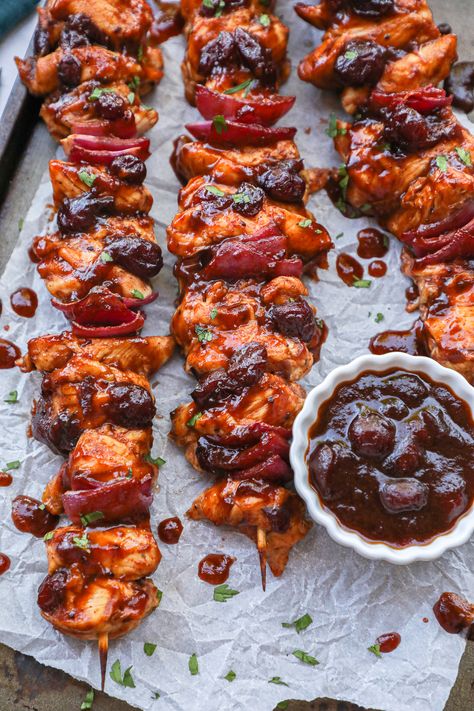 Tender chicken pieces are slather with a sweet cranberry bbq sauce and baked to perfection! They're so easy to make and there's no grilling required! Cranberry Bbq Sauce, Oven Grilled Chicken, Bbq Chicken Skewers, Kalefornia Kravings, Bbq Sauce Chicken, Skewer Appetizers, Cranberry Chicken, Tangy Bbq Sauce, Baked Bbq Chicken