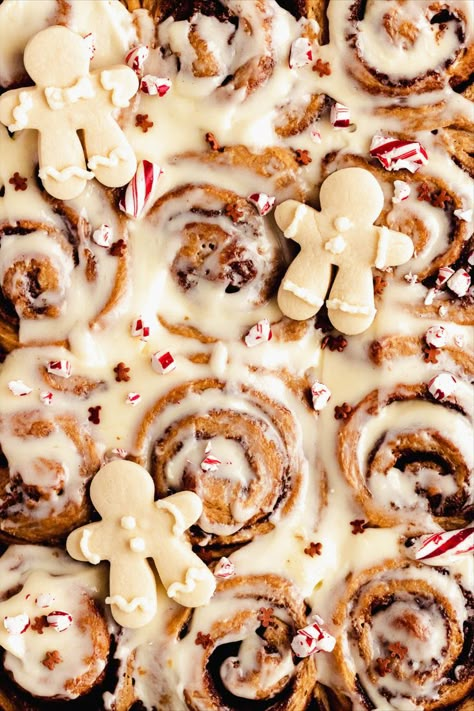 These no knead gingerbread cinnamon rolls are soft, ultra gooey, filled with an easy gingerbread filling, and topped with a classic cream cheese frosting. They are the perfect cinnamon rolls for a holiday celebration and the recipe includes a make ahead option. Xmas Cinnamon Rolls, White Chocolate Peppermint Cinnamon Rolls, Christmas Sweets Aesthetic, Holiday Cinnamon Rolls, Christmas Cinnamon Roll, Gingerbread Aesthetic, Cinnamon Roll Christmas, Cinnamon Rolls Aesthetic, Christmas Cinnamon Rolls