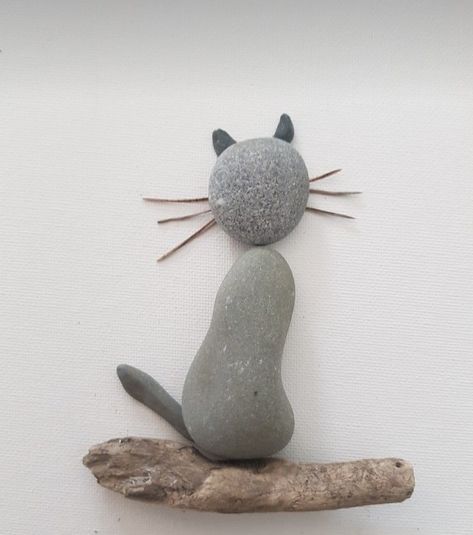 Animal Stone Art, Pebble Art Animals, Pebble Animals, Rock Crafts Diy, Beach Rock Art, Stone Pictures Pebble Art, Sea Glass Art Projects, Pebble Art Family, Deco Nature