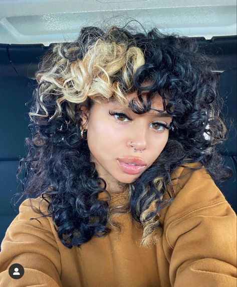 Oreo Hair, Peekaboo Hair Colors, Dyed Curly Hair, Highlights Curly Hair, Hair Color Underneath, Peekaboo Hair, Hair Inspiration Long, Hair Girls, Dyed Hair Inspiration