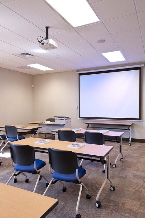 Training Room/Classroom for Building Industry Association Hawaii by Armstrong Design Ltd. Training Classroom Design, Luxury Classroom, Training Room Design, Classroom High School, Academy Design, Open Office Design, Library Cafe, Dental Office Design Interiors, Training Room