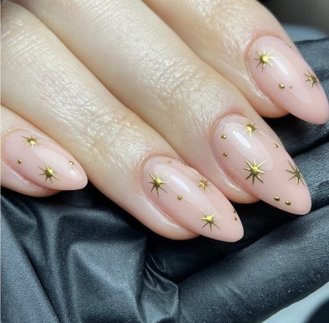 Almond Nails Gold Stars, Nude Almond Nails With Gold Design, Golden Star Nails, Pink Nails With Gold Stars, Dainty Star Nails, Pleasing Manicure, Star Nails Almond Shape, Nye Nails Gel, Nye Nail Designs