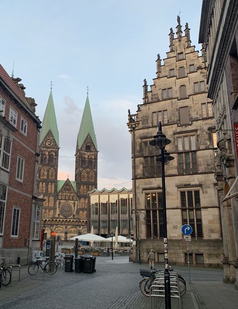 Die Altstadt von Bremen mit Blick auf den Dom. Bremen Germany Aesthetic, Bremen Aesthetic, Germany Aesthetic, Germany Hamburg, Bremen Germany, Scenery Photos, City Aesthetic, Samoa, Safe Place