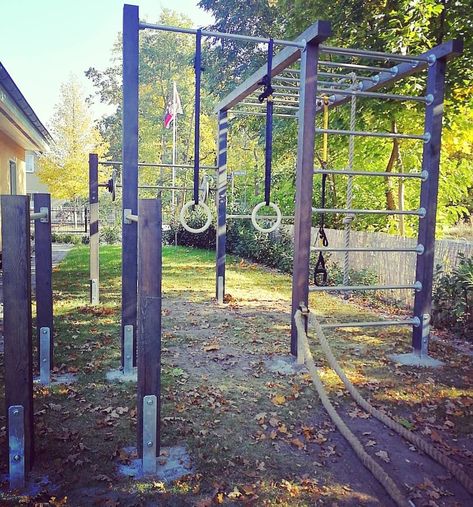 DIY Outdoor gym aus Gerüststangen Outdoor Workout Equipment Diy, Backyard Calisthenics Gym Diy, Diy Outdoor Gym Ideas, Outside Gym Ideas Backyards Diy, Diy Outdoor Gym Backyard, Outdoor Jungle Gym Diy, Diy Outdoor Workout Area, Garden Gym Outdoor, Outdoor Gym Diy