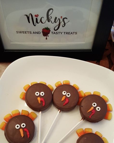 Chocolate covered Oreo pop turkeys with candy corn Chocolate Covered Oreo Turkeys, Holiday Oreo Cookie Pops, Turkey Chocolate Covered Oreos, Thanksgiving Oreo Pops, Fall Oreo Pops, Thanksgiving Chocolate Covered Treats, Thanksgiving Chocolate Covered Oreos, Fall Chocolate Covered Oreos, Gourmet Strawberries