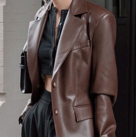 Brown Leather Jacket Aesthetic, Brown Leather Jacket Outfits, Ceo Woman, Brown Leather Jacket Outfit, Stylish Leather Jacket, Jacket Outfit Women, Black Ripped Jeans, Leather Jacket Outfits, Outfits For Women