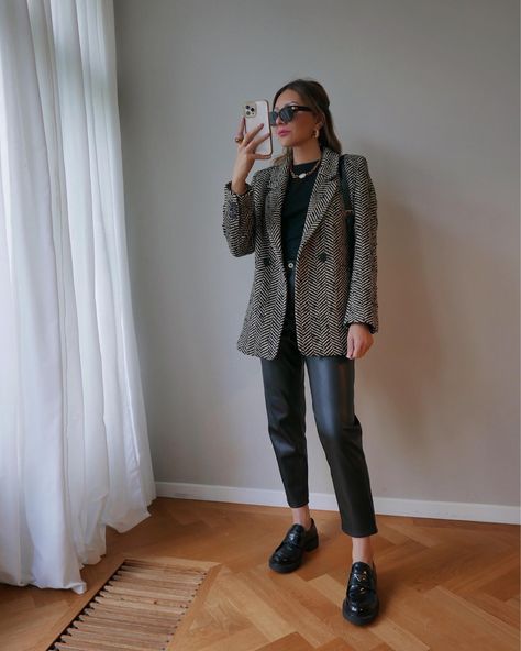 Fishbone Blazer Outfit, Herringbone Blazer Outfit Women, Herringbone Blazer Outfit, Grey Blazer Outfits For Women, Oversized Blazer Outfit Work, Grey Dress Pants Outfit, Long Blazer Outfit, Leather Pants Outfits, How To Style Leather Pants