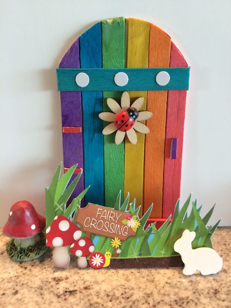 Fairy Garden Decorations Diy Ideas, Fairy House Doors Diy, Popsicle Stick Fairy Door, Fairy Door Craft, Popsicle Stick Fairy Houses, Garden Sticks Diy, How To Make Fairy Garden Accessories, Dollar Tree Fairy Garden Ideas, Fairy Doors Diy How To Make