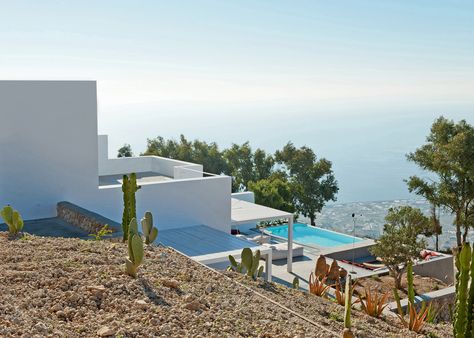 House Interior Garden, Greece House Interior, Kapsimalis Architects, Greece House, Greece Architecture, Greek House, Santorini Island, Greece Holiday, White Building