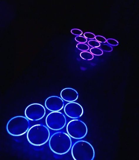 Beer pong fluo Glow In The Dark Beer Pong, Swift Party, Taylor Swift Party, Dark Beer, Beer Birthday, Beer Party, Space Party, 14th Birthday, Beer Pong