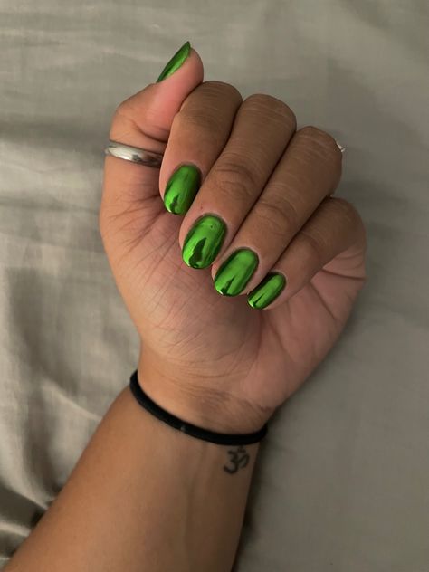 #nails #chromenails #greennails #greenchrome #stpatricksdaynails Chrome St Patricks Day Nails, Neon Green Chrome Nails, Metallic Green Nails, Chrome Green Nails, Green Chrome Nails, Salad Fingers, Lime Green Nails, Chrome Manicure, Graffiti Nails