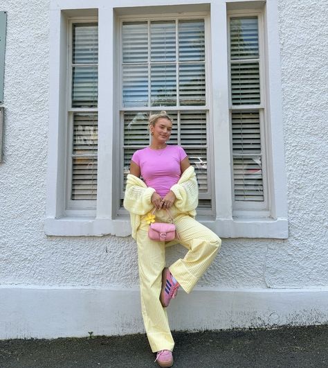 Comfy Outfit Ideas, Casual Comfy Outfit, Yellow Trousers, Cute Travel Outfits, Style Désinvolte Chic, Casual Chic Summer, Look Adidas, Trousers Casual, Yellow Pants