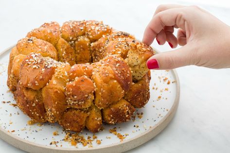 Everything Bagel Monkey BreadDelish Biscuit Dough Recipes, Savory Monkey Bread, Bundt Recipes, Breakfast Bagel, Canned Biscuits, Biscuit Dough, Crescent Roll Dough, 12 Tomatoes, Monkey Bread