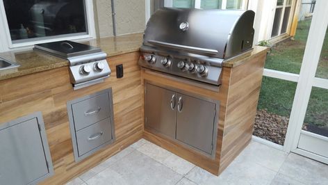 Deck Kitchen Ideas, Hardscape Backyard, Outdoor Island, Outdoor Kitchen Cabinets, Outdoor Bbq Kitchen, Bbq Island, Built In Bbq, Outdoor Living Rooms, Bbq Kitchen