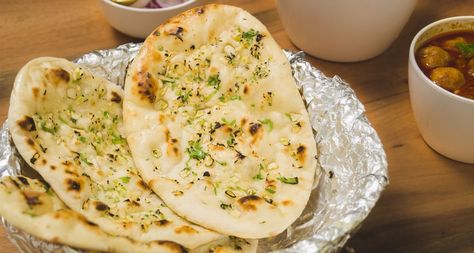 Tandoori Naan is a traditional and very popular Indian flatbread made in tandoor. Tandoori Naan Recipe, Tandoori Naan, Butter Naan Recipe, Bread Naan, Garlic Naan Recipe, Vegan Naan, Chapati Recipes, Pain Naan, Naan Flatbread