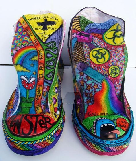 Sharpie Converse, Converse Sharpie, Drawing On Converse, Sharpie Designs, Sharpie Shoes, Sharpie Drawings, Painted Canvas Shoes, Custom Painted Shoes, Scene Queens