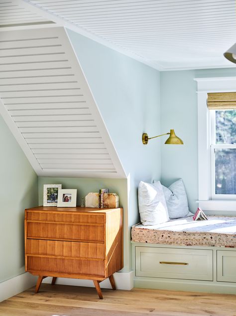 A Window Seat/Bed Cape House Interior Design, Cape Cod House Interior, Cape Cod Bedroom, Upstairs Ideas, Addition Plans, Cape Cod Interior Design, Cape Cod Decor, Cape Cod Cottage, Cape Cod Vacation