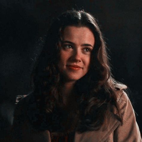 Lindsay Weir Hair, Linda Cardellini Icon, Lindsay Weir Aesthetic, Lindsey Weir, Lindsay Weir, Linda Cardellini, Joey Potter, Childhood Crushes, Fictional Women