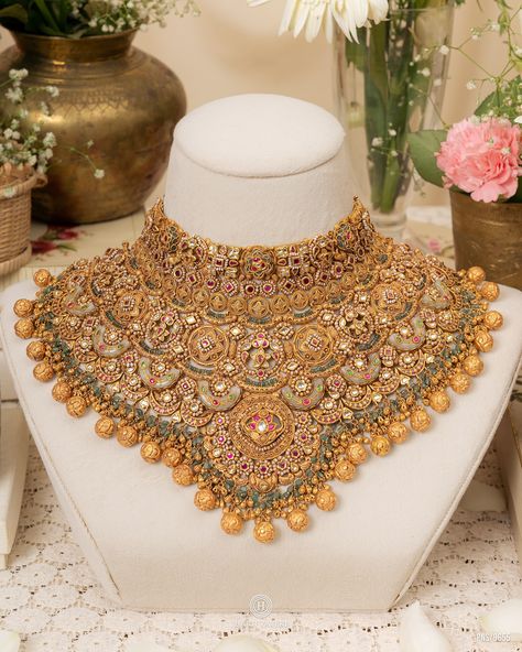 WhatsApp : +917016466150  22kt Gold Heritage Necklace Set | Harit Zaveri Jewelers | Ahmedabad, India. Gold Necklace Set Simple With Price, Big Earrings Gold, Rajasthani Dress, Rajputi Jewellery, Vivekananda Quotes, Saree Jewellery, New Gold Jewellery Designs, Perhiasan India, Diamond Pendent