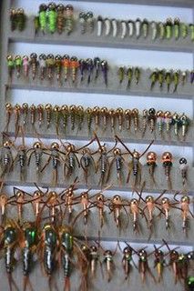 https://flic.kr/p/2ijbM3L | Nice box | If you like Fish guides and charts⚗️Please click & visit our Pinterest. www.pinterest.com/fliptheseacom/library-of-fish-info-grap... Fly Casting, Fly Fishing Tips, Fly Fishing Gear, Fly Box, Fly Fisherman, Fly Tying Patterns, Fly Rods, Carp Fishing, Trout Fishing