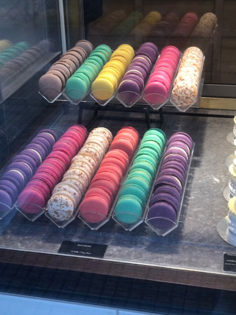 Perfect colours and very delicious…. Macarons Display, Macaron Display, Display Ideas, Macarons, Baking