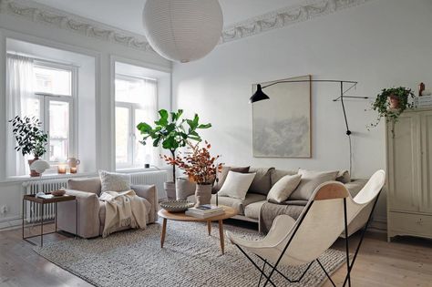 Beige Sofa Living Room, Blue Wall Colors, Coco Lapine Design, Unique Sofas, Warm Decor, Beige Sofa, Living Room Scandinavian, Apartment Decor Inspiration, Elegant Look