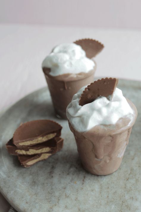 If you're looking for delicious alcoholic shots that don't actually taste like alcohol, you need to try these peanut butter whiskey pudding shots. It's a super easy recipe that uses chocolate pudding, skrewball whiskey, and chocolate liqueur. These are a great addition to any party or tailgate. Enjoy with a garnish of Reese's peanut butter cup! Peanut Butter Cup Pudding Shots, Chocolate Peanut Butter Pudding Shots, Peanut Butter Whiskey Pudding Shots, Whiskey Pudding Shots, Peanut Butter Pudding Shots, Easy Shots To Make, Hello Shots, Chocolate Pudding Shots, Shots To Make