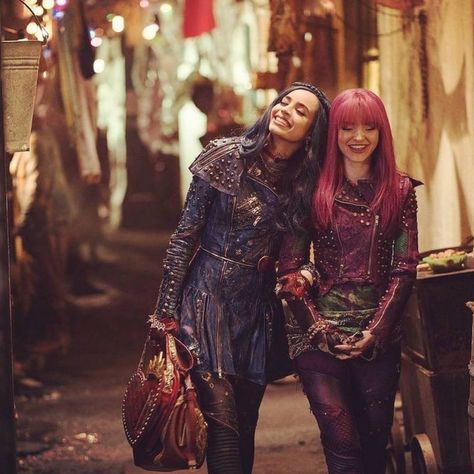 mevie @dovecameron @sofiacarson #dovecameron #sofiacarson #dofia #mevie #mal #evie #dove #dovelie #dovelies #descendants #descendants2… Descendants Mal, Disney Descendants 2, Disney Duos, Evie Descendants, Mal Descendants, Disney Descendants Movie, Descendants Characters, Disney Channel Movies, Mal And Evie