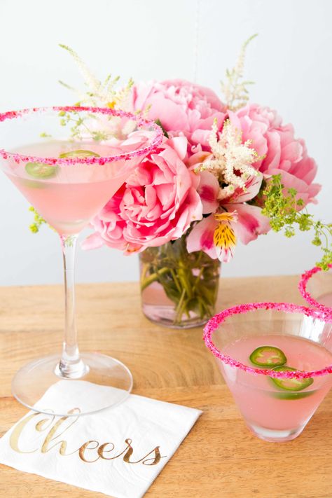 Lemonade Martini, Summer Martinis, Festive Cocktail Recipes, Pink Lemonade Recipes, Spicy Cocktail, Pink Cocktails, Festive Cocktails, Pink Martini, Martini Recipes