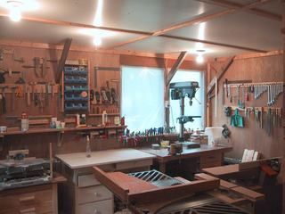 for my hunny who thank God is good with his hands ;) Workshop Layout, Wood Working Gifts, Woodworking Workshop, Woodworking Jigs, Woodworking Bench, Wood Working For Beginners, Woodworking Tips, Woodworking Shop, Wood Shop