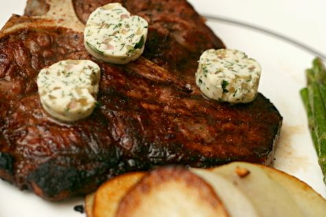 whiskey compound butter Garlic Herb Steak, Bourbon Butter, Flavored Butter, Steak Butter, Compound Butter, Butter Spread, Twice Baked Potatoes, Green Bean Casserole, How To Grill Steak