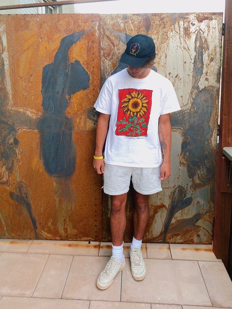 Vintage Tee Outfit Men, Vintage Tees Outfit, Surfer Outfit Men, Vintage Tee Outfit, Graphic Tee Outfit Men, Graphic Outfits, Surfer Outfit, Friends Outfit, Guy Outfits