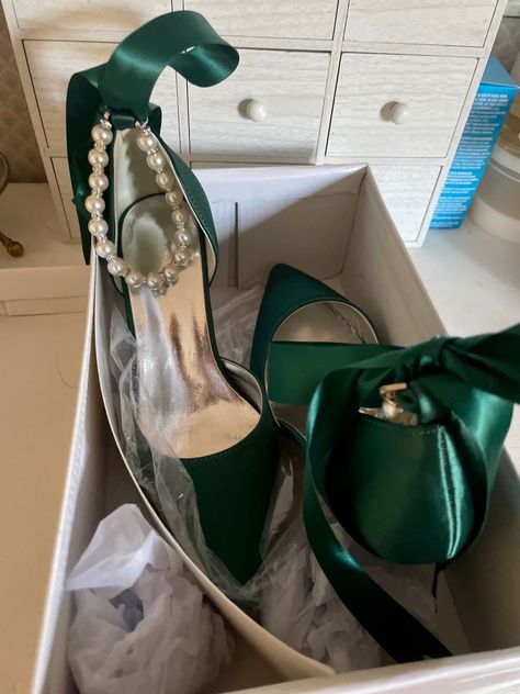 Quinceanera Heels Green, Vine Heels Green, Quince Court Dresses Green, Emerald Heels Wedding, Quince Heels Green, Emerald Green Debut Dress, Green Quinceanera Heels, Green Shoes Aesthetic Heels, Emerald Green Heels Quinceanera