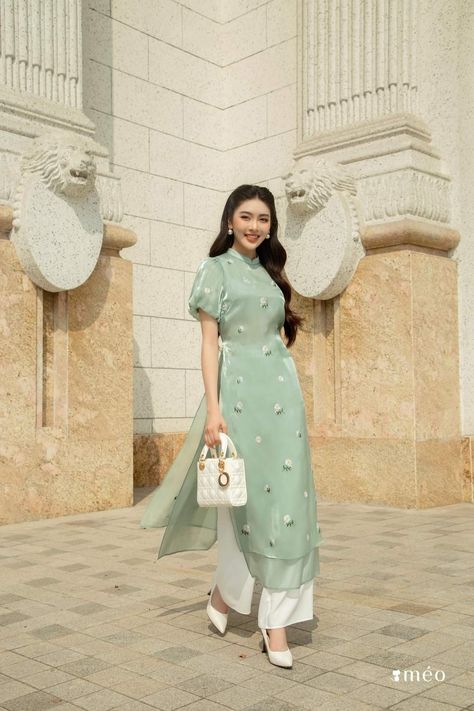 Casual Ao Dai, Ao Dai Aesthetic, Ao Dai Vietnamese, Modern Ao Dai, Vietnamese Style, Vietnamese Culture, Vietnam Dress, Ao Dai Vietnam, Stylish Kurtis Design