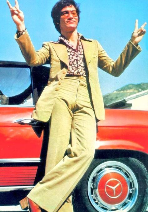 Bruce Lee, leaning against a red Mercedes in 1972. 70s Fashion Men, 60s Men, Bruce Lee Photos, 70s Men, Enter The Dragon, 70s Inspired Fashion, Paul Newman, Martial Artist, Foto Vintage