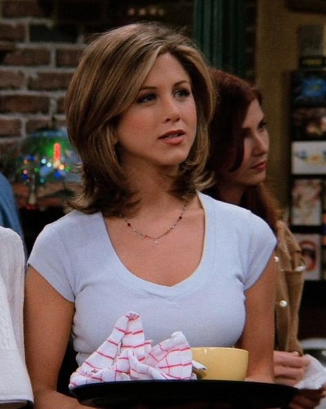 90s Haircuts Rachel Green, 90s Rachel Haircut, Rachel Friends Short Hair, Friends Rachel Hair Short, Rachel Short Hair Friends, The Rachel Haircut Medium, Modern Rachel Haircut 2023, Friends Rachel Haircut, Rachel Friends Makeup