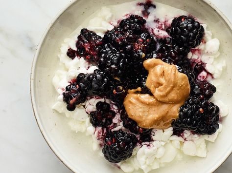 Blackberry Cottage Cheese Recipe | SELF Pear Cottage Cheese, Cottage Cheese Sweet, Recipes With Cottage Cheese, Cheese Bowl, Cottage Cheese Breakfast, Running Food, Cottage Cheese Recipes, Healthy Snacking, Peanut Butter Honey