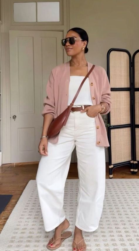 Outfit Minimalista, Wide Leg Jeans Outfit, Linen Pants Outfit, Elegante Casual, Pink Cardigan, Casual Chic Outfit, Casual Work Outfits, Mode Inspo, Business Casual Outfits