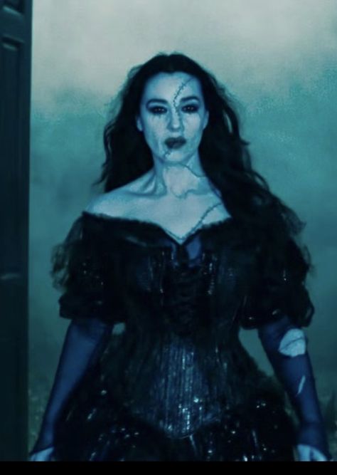 Beetlejuice Monica Bellucci, Female Horror Movie Characters, Halloween Pfp, Beetlejuice Movie, Spooky Night, Tim Burton Films, Beetlejuice Beetlejuice, Horror Movie Characters, Up Costumes