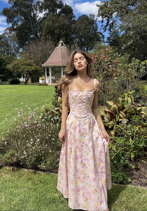 Summer Floral Wedding Guest Dress, Floral Sundress Aesthetic, Brunch Dress Aesthetic, Pretty Feminine Outfits, Vestidos Aesthetic Vintage, Floral Sundress Outfit, Soft Feminine Outfits Casual, Princess Core Aesthetic Outfit, Floral Outfit Aesthetic