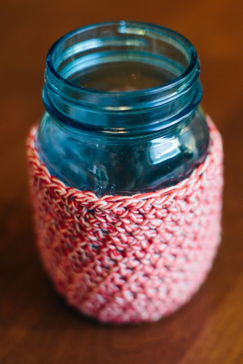 Crochet Mason Jar, Crochet Jar Covers, Mason Jar Cozy, Freebies Pattern, Crochet Coffee Cozy, Yarn Box, Mason Jar Cups, Crochet Cup Cozy, Cozy Crochet Patterns