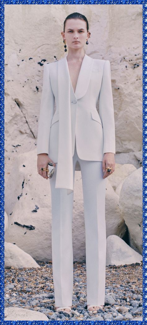 Tailored Suit Women, Alexander Mcqueen Resort, Suit Outfit, Custom Suits, White Suit, Woman Suit Fashion, Pantsuits For Women, 2021 Fashion, Graduation Outfit