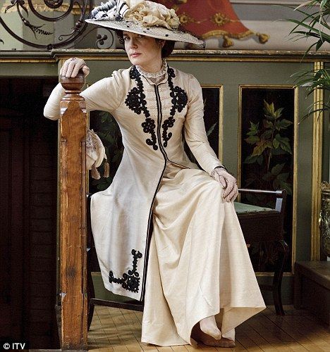 So stylish! Don't C fashion like this much anymore! Reminds me of Mary Poppins!! Down rite beautiful! Downtown Abbey Fashion, Downton Abbey Costumes, Downton Abbey Dresses, Lady Sybil, New Frock, Elizabeth Mcgovern, Downton Abbey Fashion, Downton Abby, Edwardian Fashion