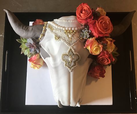 Steer skull cake with succulents and sugar beads Cow Skull Birthday Cake, Cow Skull Cupcakes, Cow Skull Cake, Dreamcatcher Cake, Country Birthday Cakes, Cake With Succulents, Cow Print Cakes, Skull Cakes, Dream Catcher Cake