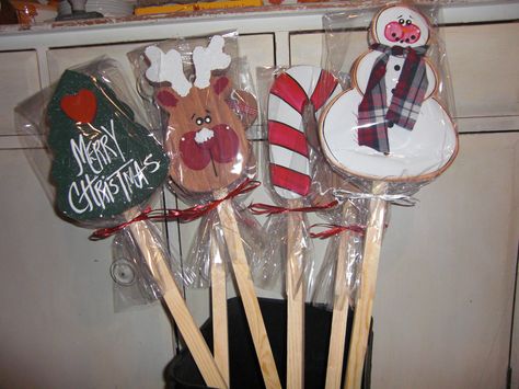 Christmas Stakes! Christmas Yard Stakes Diy, Christmas Yard Stakes, Wood Christmas Decorations, Wood Craft Projects, Cheap Crafts, Lawn Ornaments, Christmas Wood Crafts, Christmas Yard, Wood Project