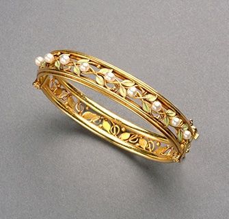 Arts & Crafts Enamel Pearl Gold Bangle Bracelet image 5 Bangles And Bracelets, Antique Bangles, Gold Jewels Design, Gold Bangles For Women, Diamond Fashion Jewelry, Bridal Jewelry Vintage, Minimalist Earrings Gold, Antique Jewellery Designs, Gold Jewelry Stores