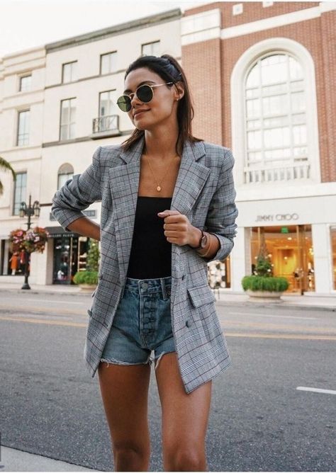 Single Button Plaid Blazer #zmeootd Beautiful plaid blazer with denim shorts . BUY HERE! Beautiful clothing of all designs and creations is here! ZAFUL IS THE BEST !!! #sweatshirt #teddy #women #pants #EvydayLooks #HappyDate #AthleisureStyle #CollegeLife #PartyQueen #Khaki Travel Outfit Spring, Blazer Outfits Casual, Millennials Fashion, Blazer Outfit, Mode Casual, Stil Inspiration, Mode Inspo, Blazer Outfits, Plaid Blazer